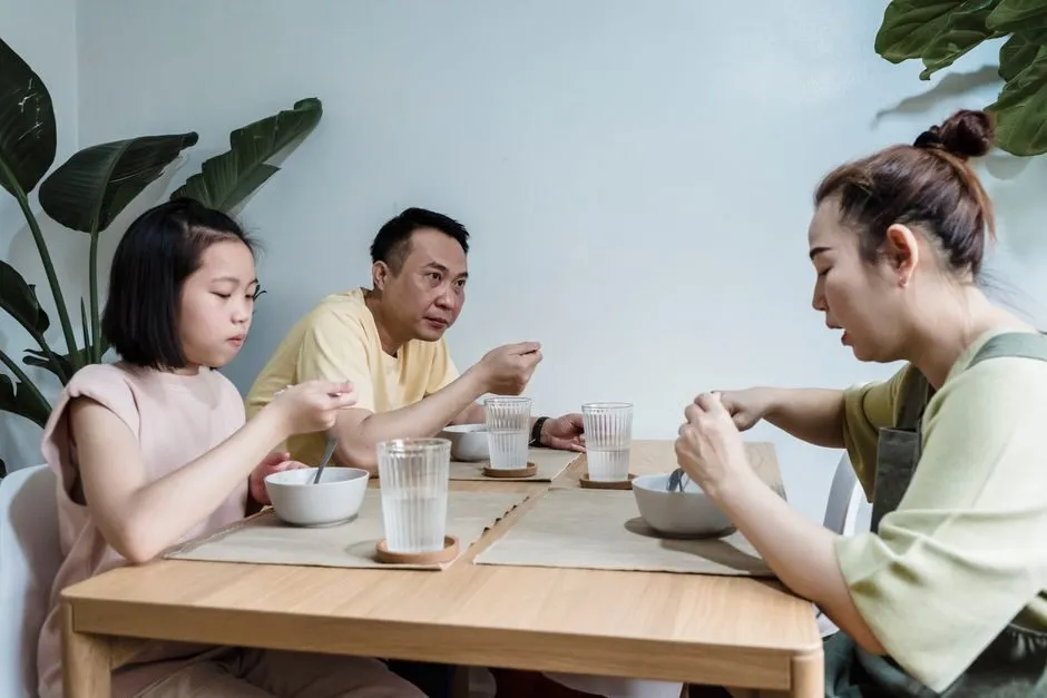 Gia đình Việt trao đổi kế hoạch sinh hoạt bên bàn ăn