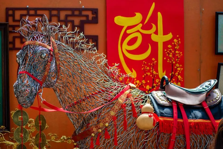 Hình ngựa giấy cắt dán trang trí bàn Tết