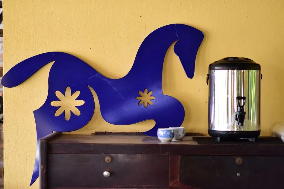 Phù điêu hình ngựa trang trí hiên sân vườn