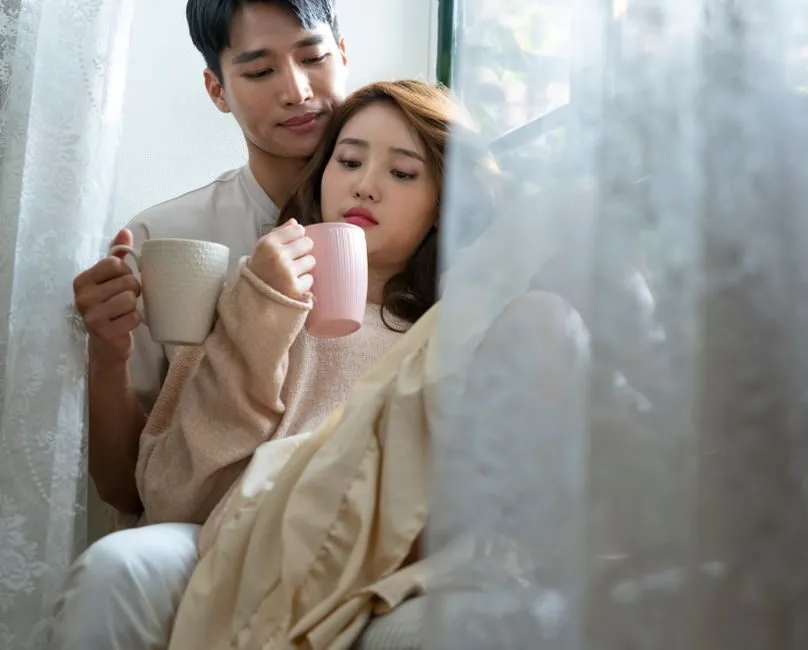 Cặp đôi trò chuyện vui vẻ tại nhà
